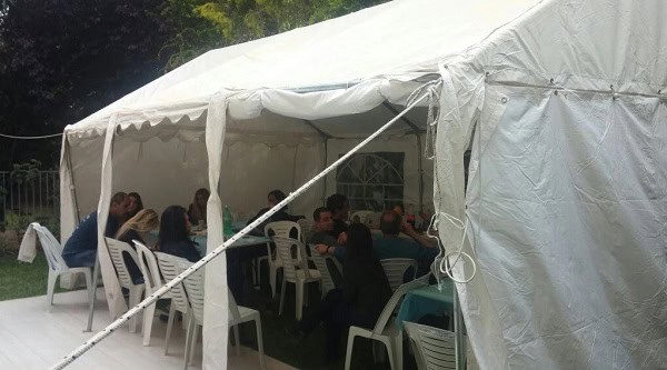 ישיבה בתוך סוכת אבלים