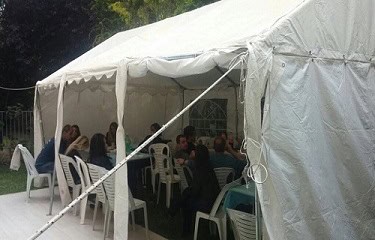 אוהל לאירוע בחצר